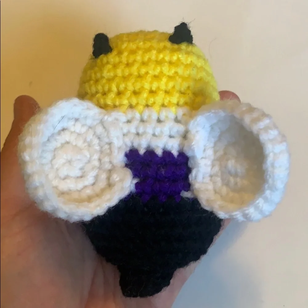 Made to order💖Non-binary pride bee plush crochet - Picture 5 of 8